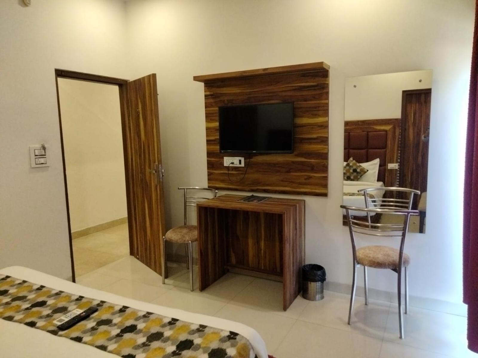Hotel D Plaza Zirakpur Екстериор снимка
